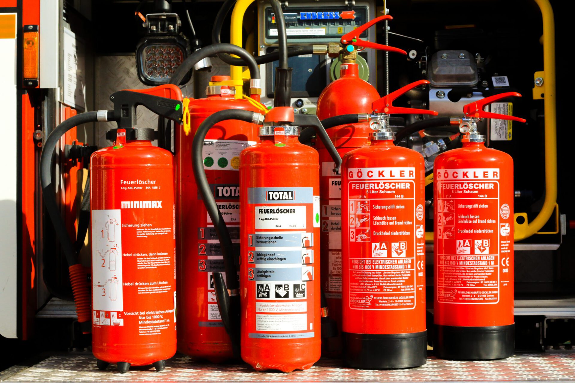Mehrere Feuerlöscher als Hintergrundbild