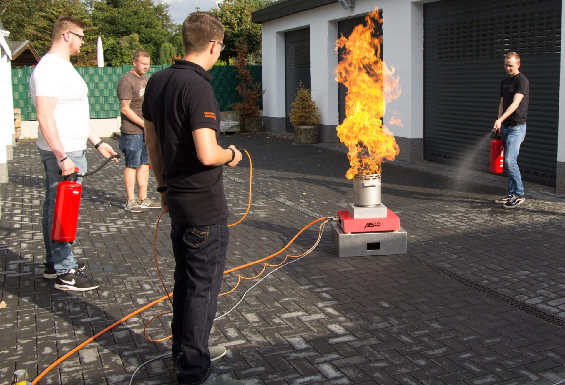 Vorführung von Feuerlöschtrainer aus anderer Perspektive