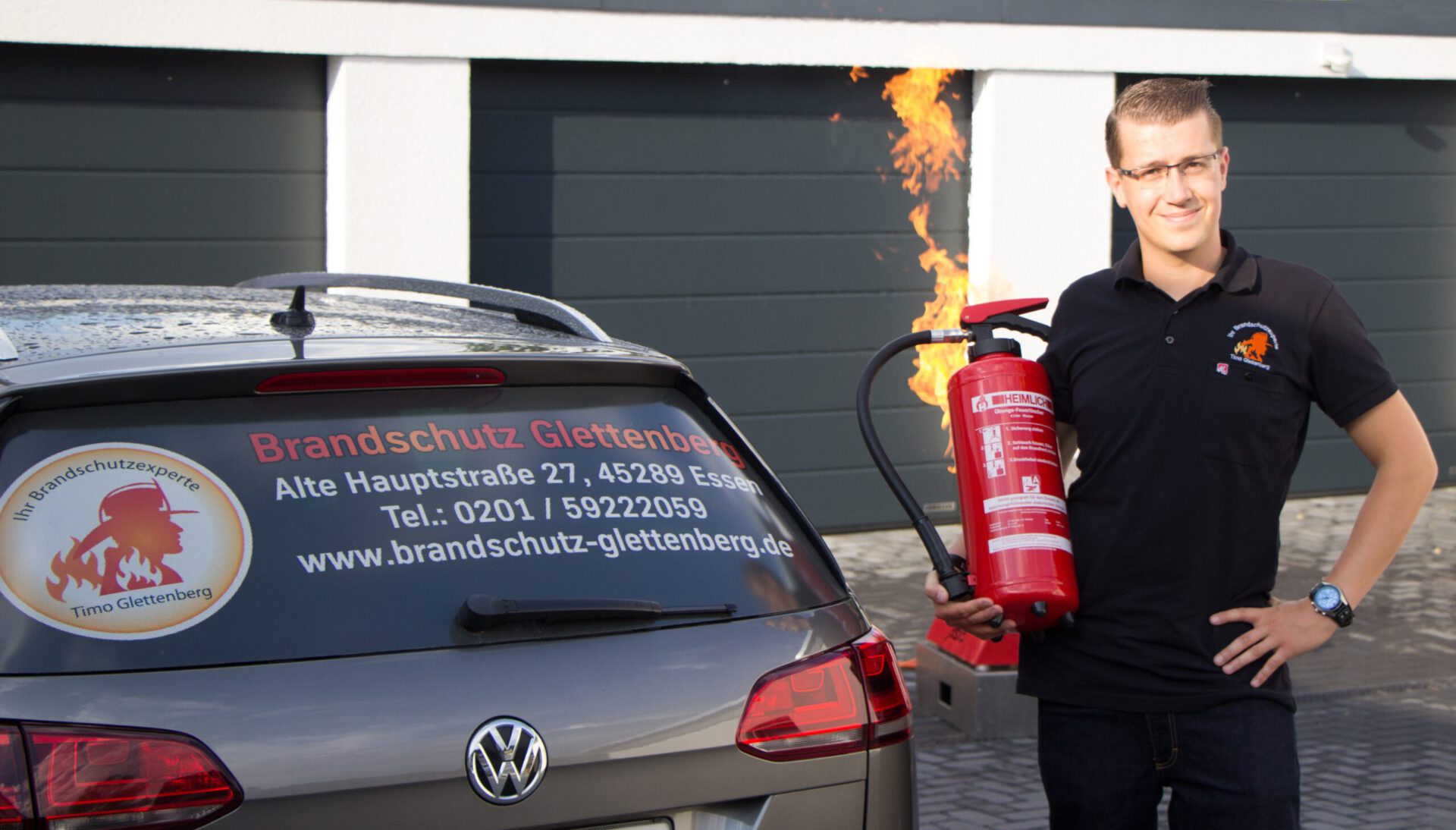 Firmeninhaber mit Feuerlöscher